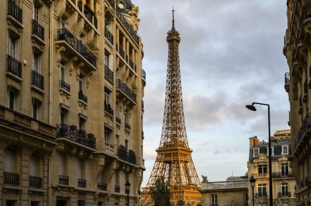La tour Eiffel depuis l'avenue de Camoëns 
