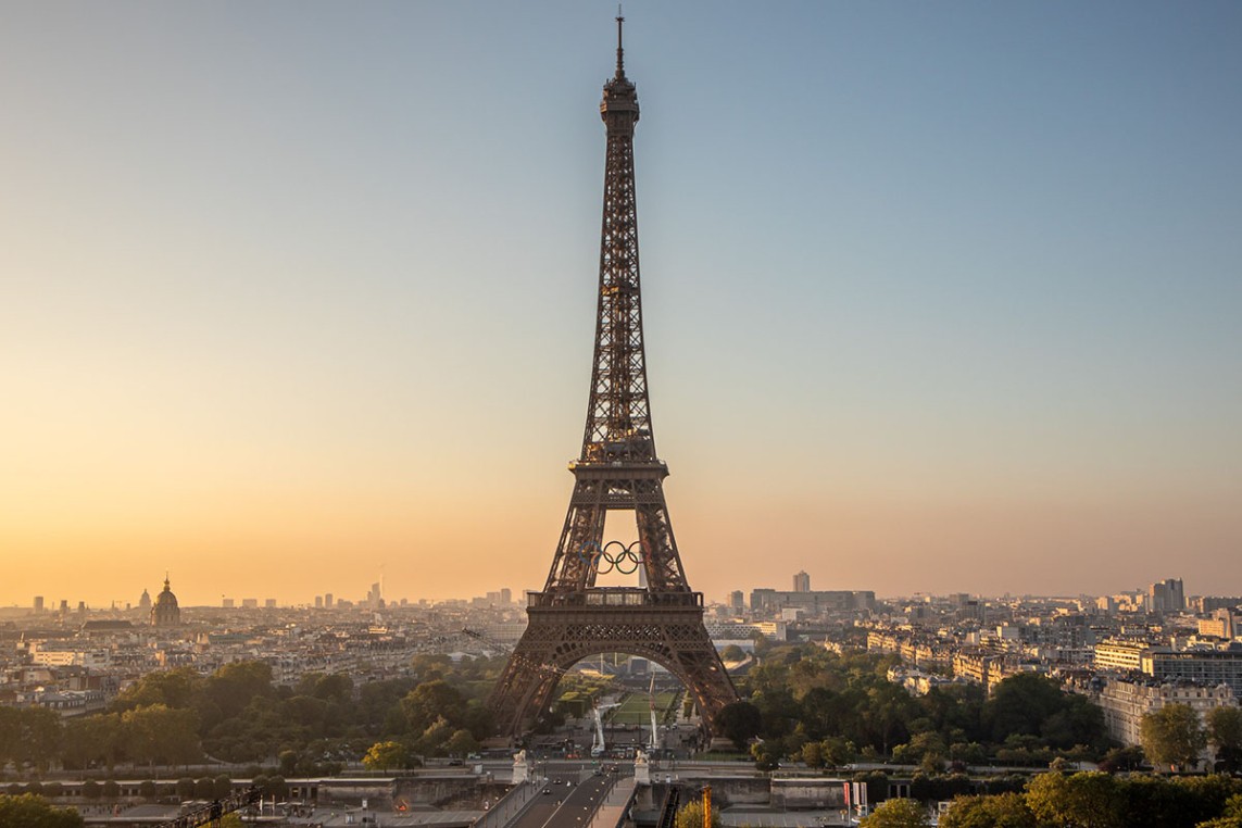 Photo of the installation of the rings on the Eiffel Tower